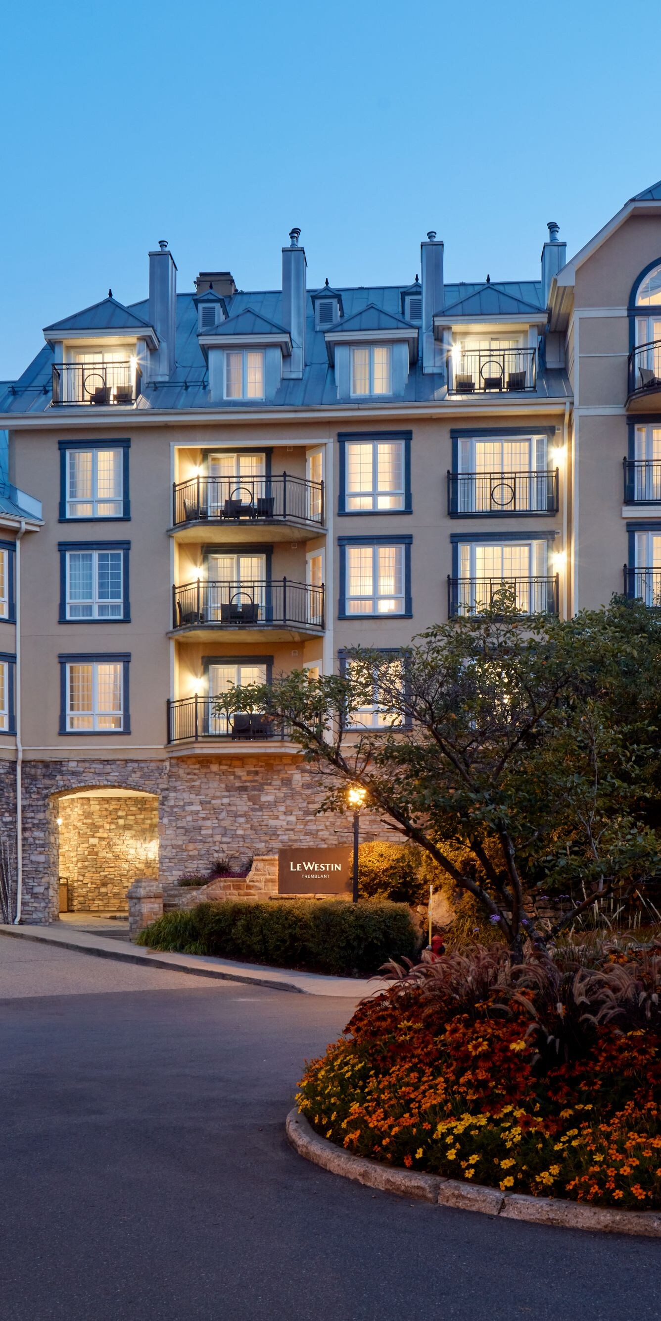 extérieur de l'hôtel de nuit avec lumières