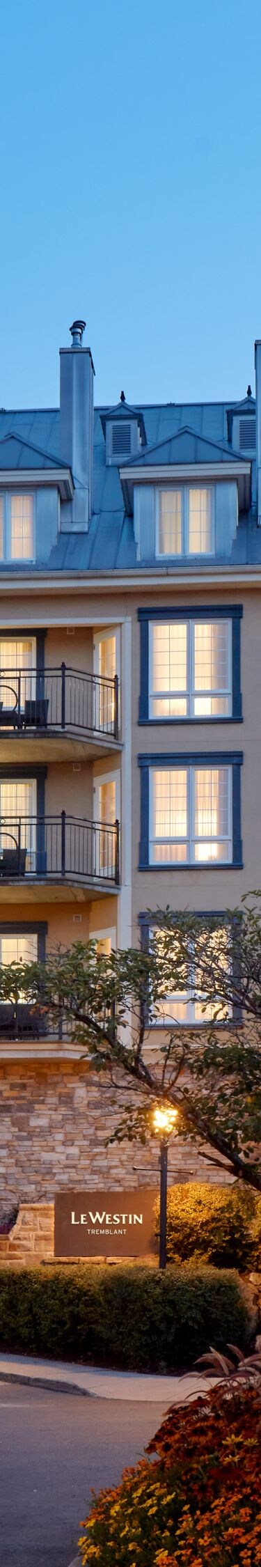 extérieur de l'hôtel de nuit avec lumières