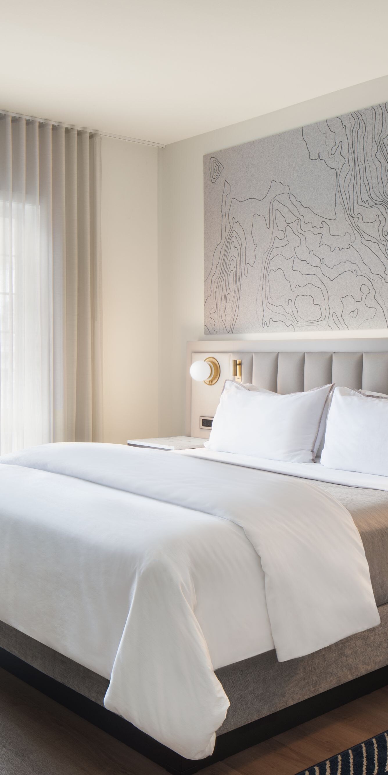 lit king size, table de chevet