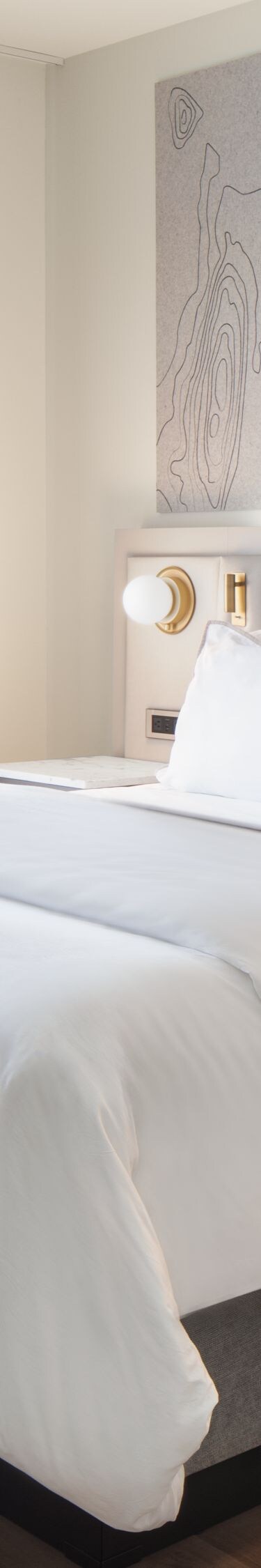 lit king size, table de chevet
