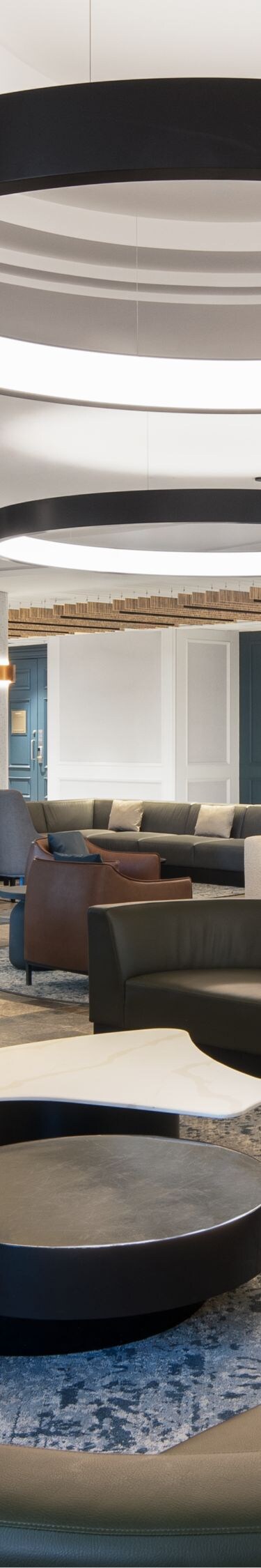 Espace détente avec cheminée dans le hall de l'hôtel