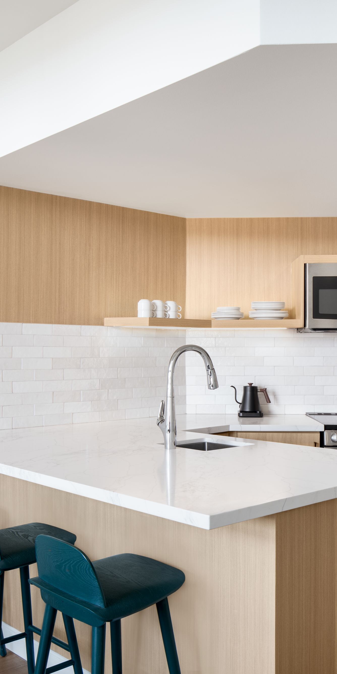 réfrigérateur, cuisinière, micro-ondes, plan de travail, tabourets
