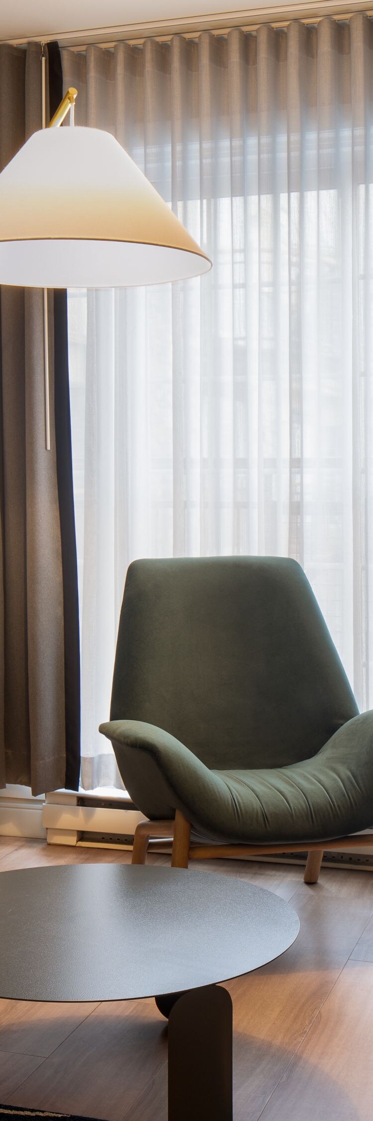 2 chaises vertes, table, cheminée