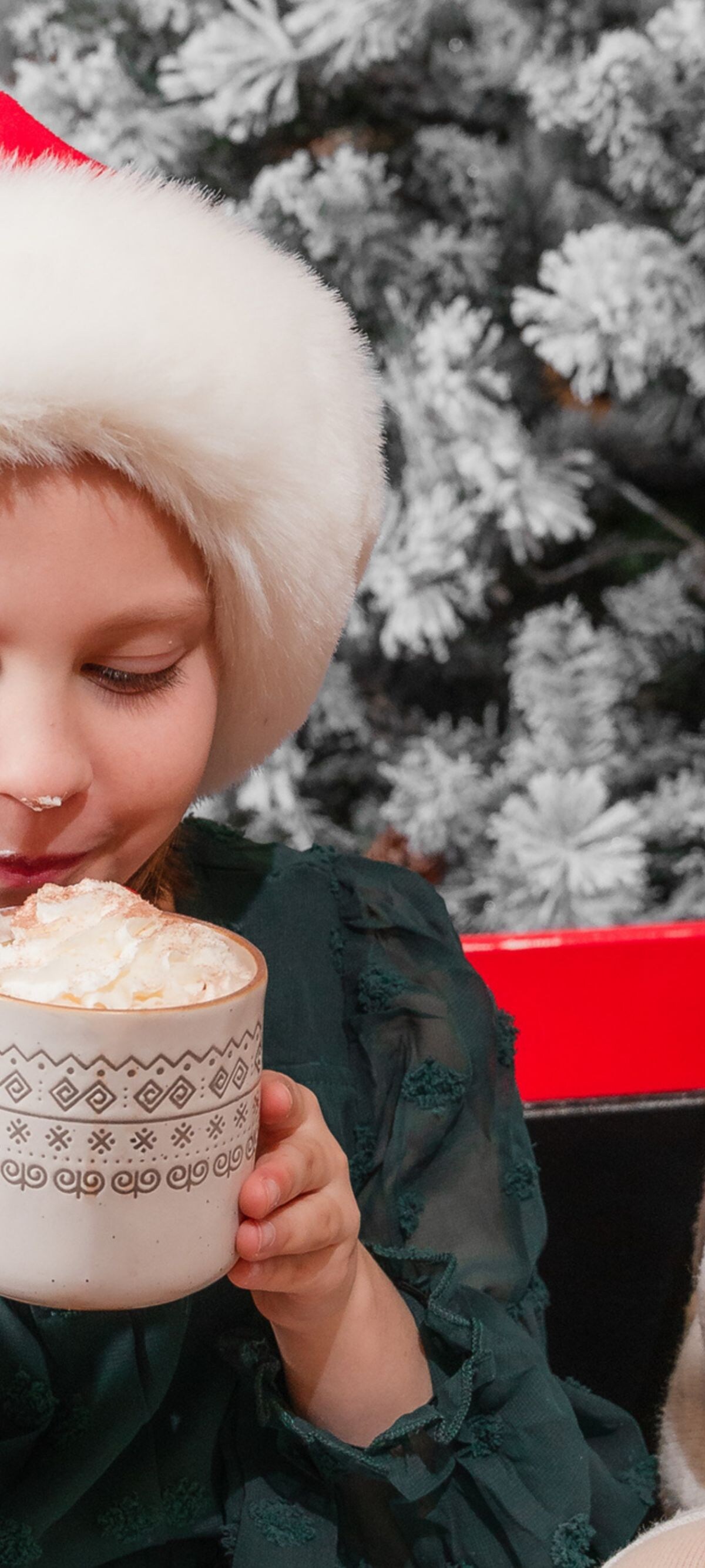 Deux enfants savourant un chocolat chaud de fêtes