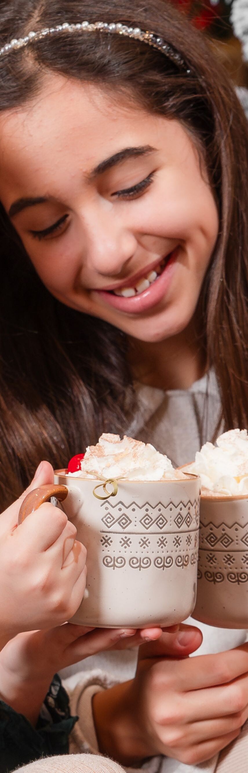 Deux enfants partageant des tasses de chocolat chaud