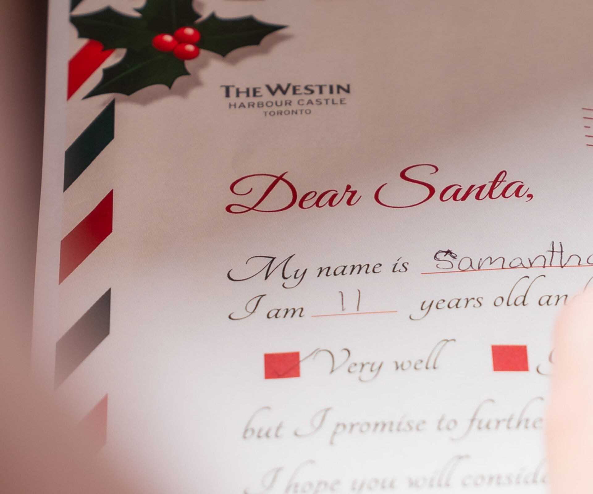Un enfant écrit une lettre de fête au Père Noël.