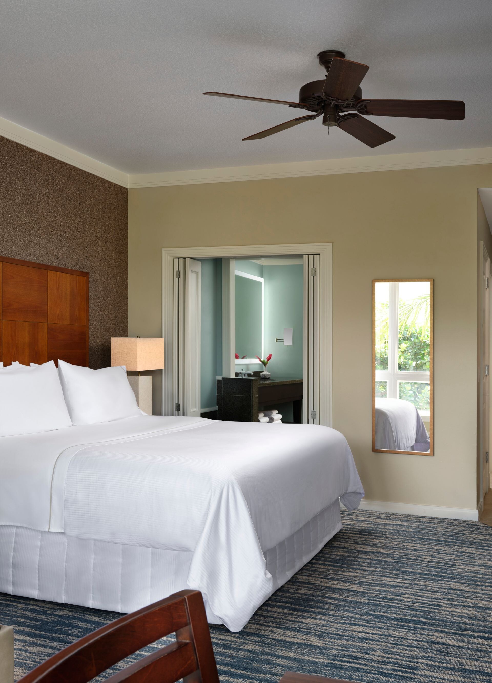 King bed, TV, sofa, kitchenette, bathroom