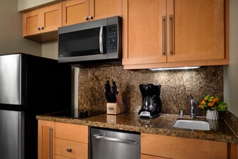 Kitchenette with microwave, fridge, cooktop