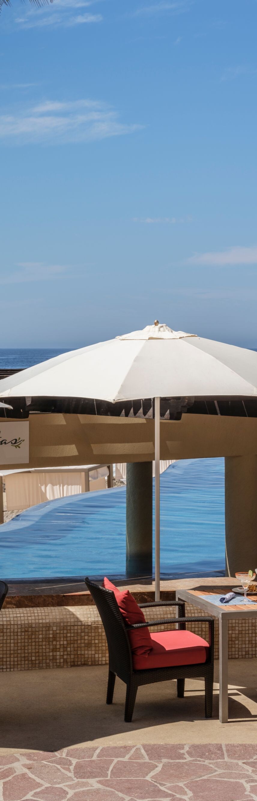 Bar en la piscina y zona de asientos frente al mar