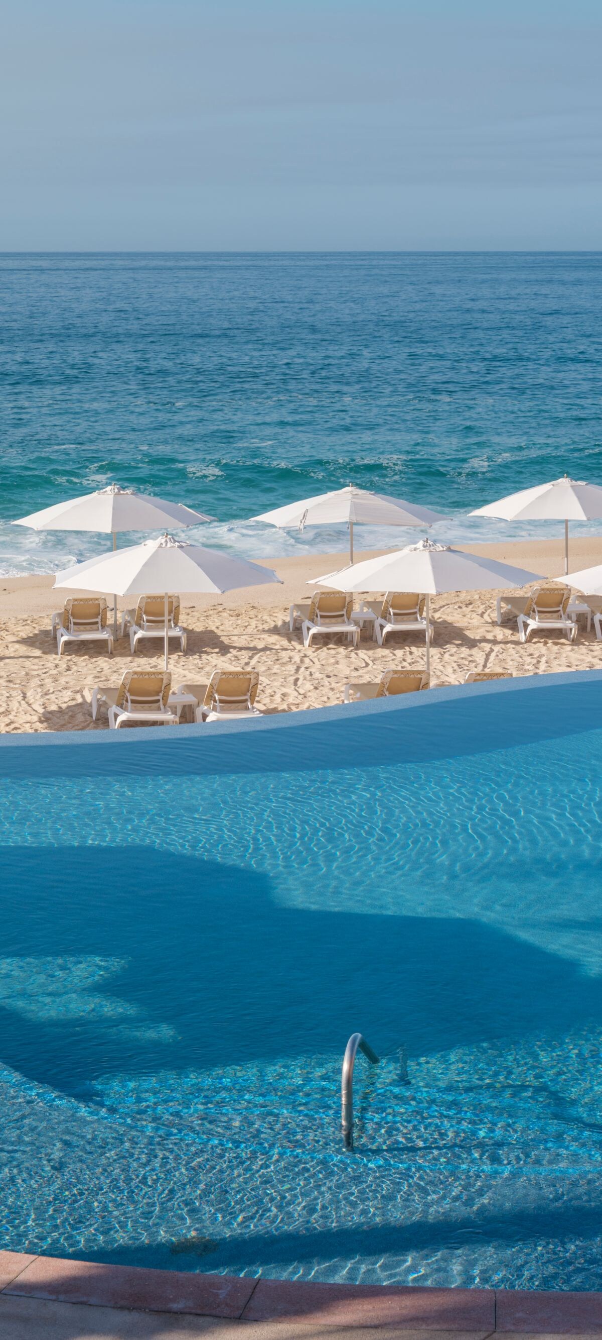 Piscina frente a la playa en Los Cabos, México