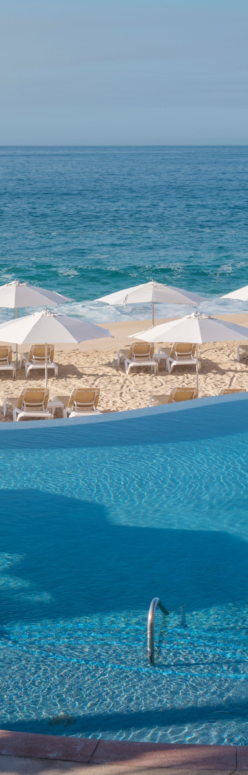 Piscina frente a la playa en Los Cabos, México