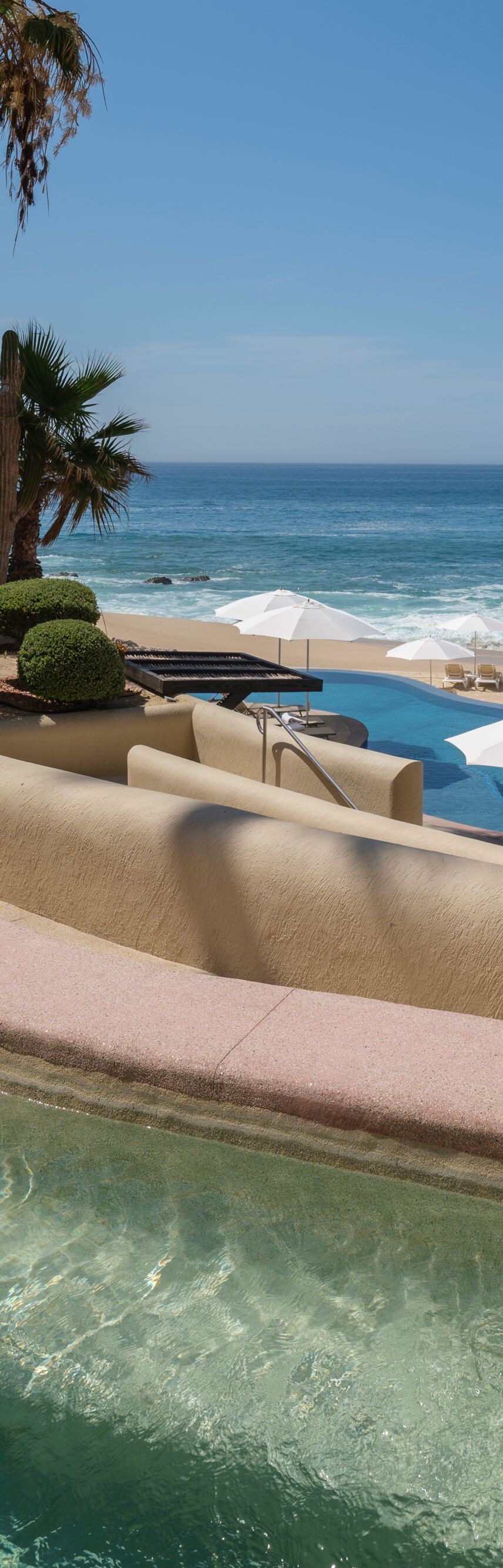 Piscina de hidromasajes al aire libre con vista a la playa de Los Cabos