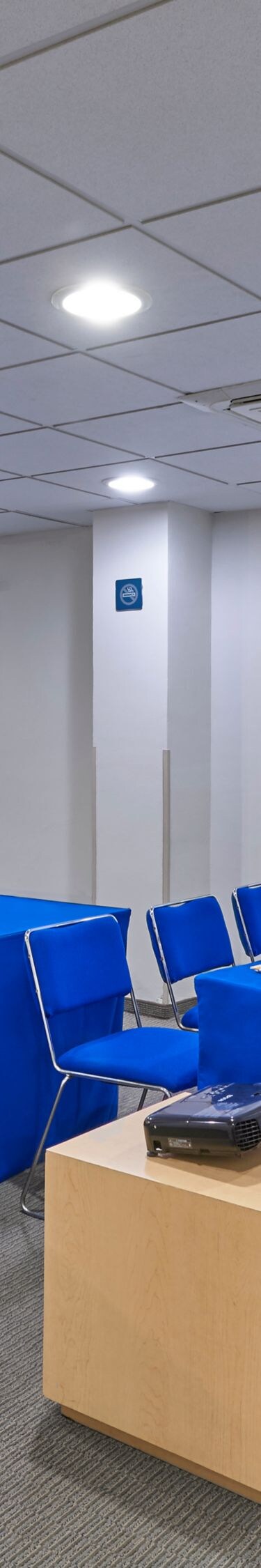 Sala para reuniones con configuración estilo aula