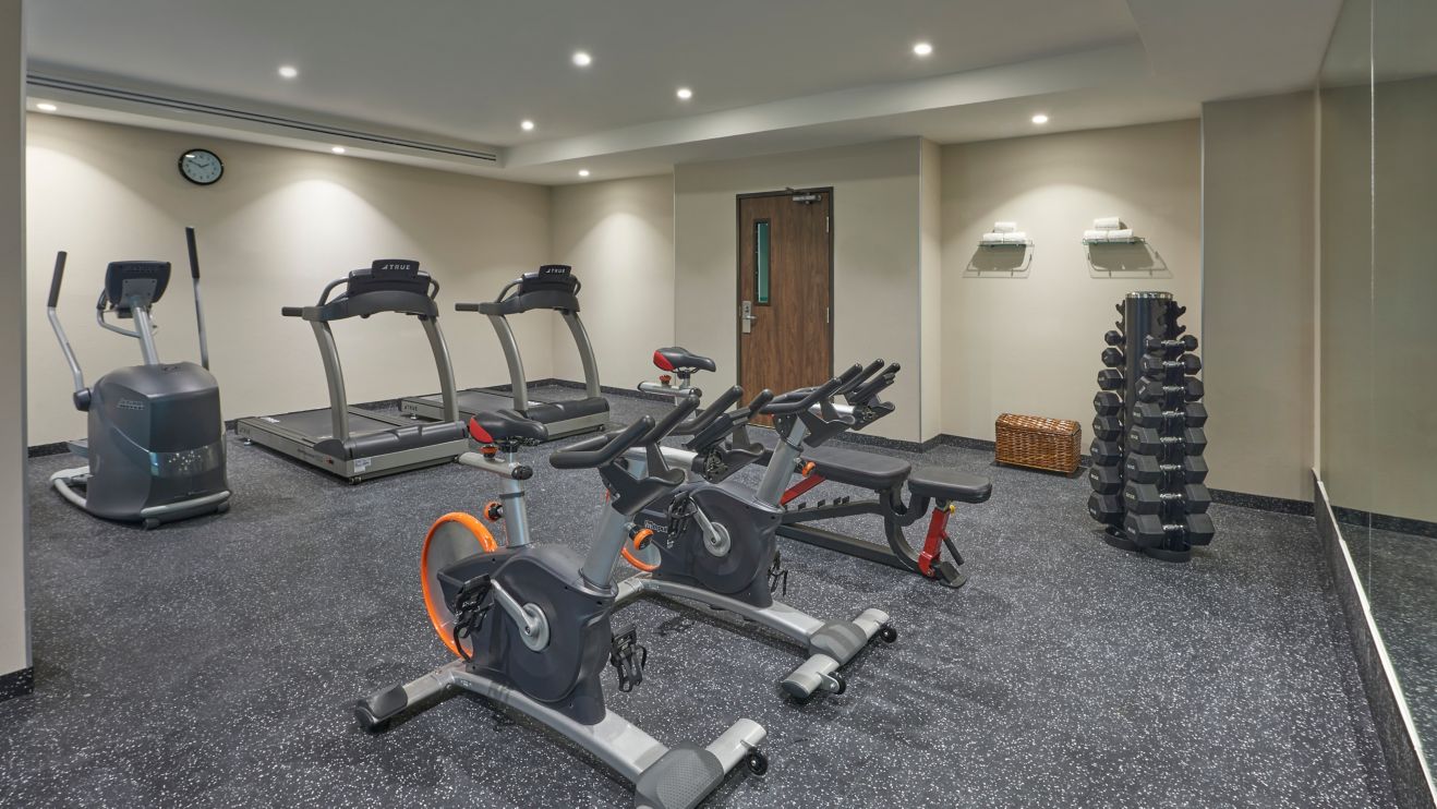 Gym in Cancun with exercise equipment.