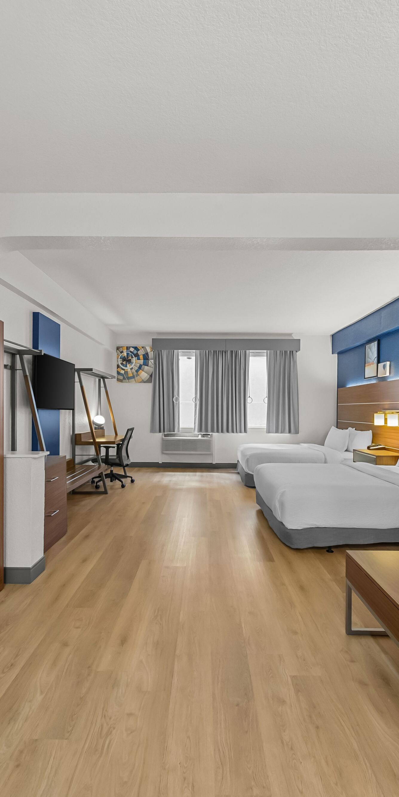 Accessible double queen room with sofa