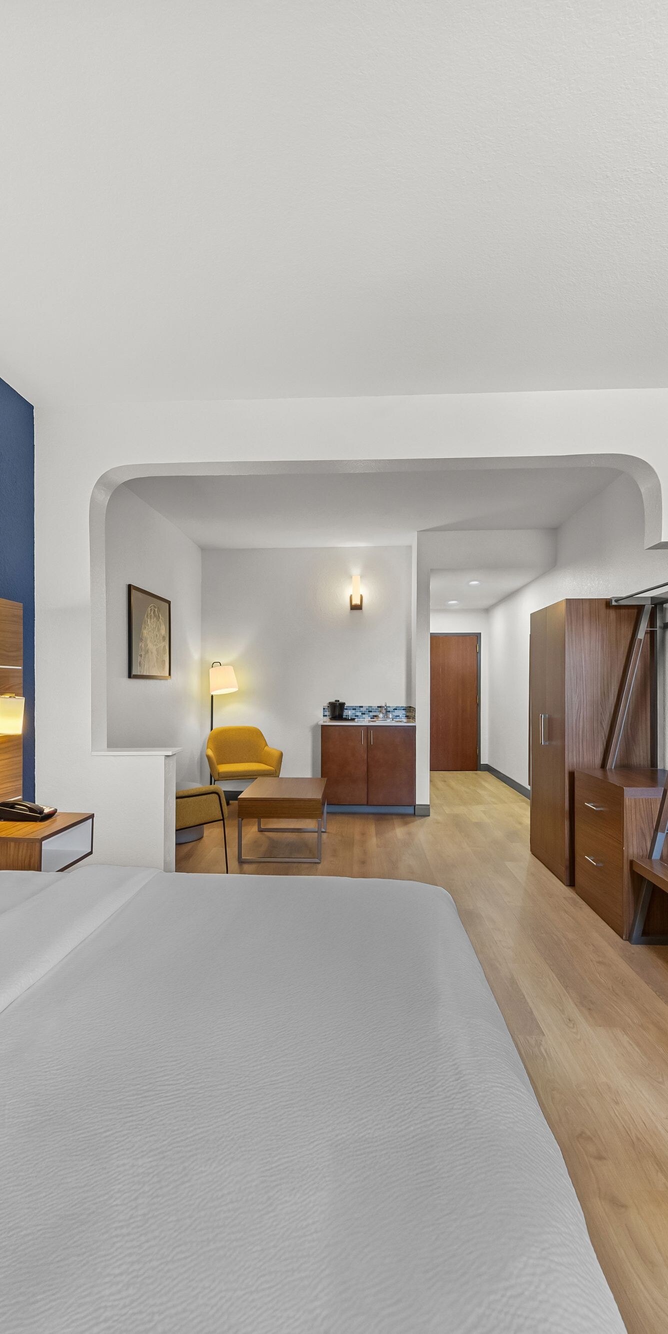 Accessible king room with arched alcove