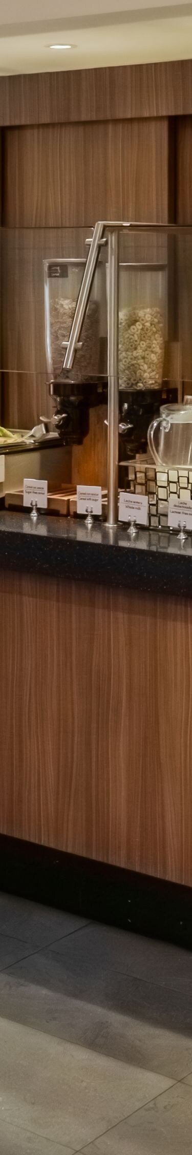Mostradores del bufet de desayuno con alimentos