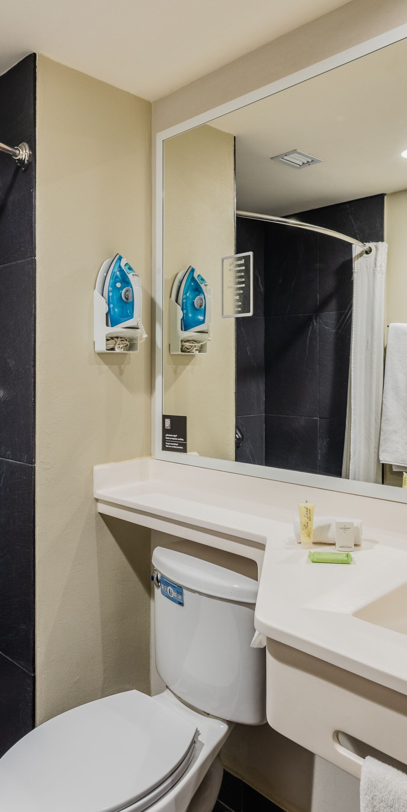 Baño para huéspedes con ducha con acceso para sillas de ruedas