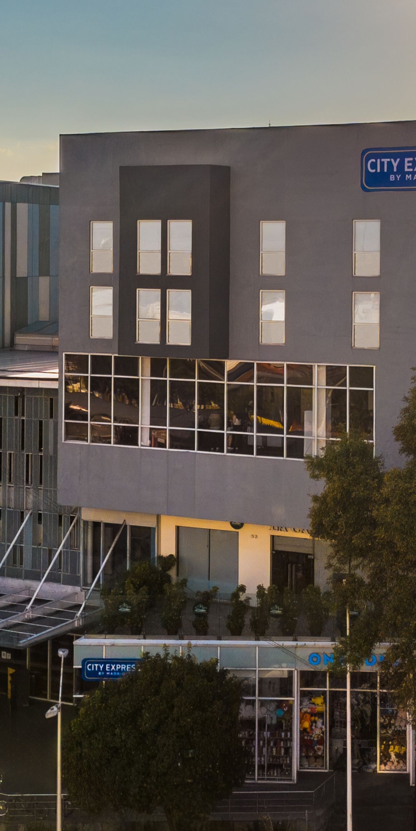 vista exterior del hotel al amanecer
