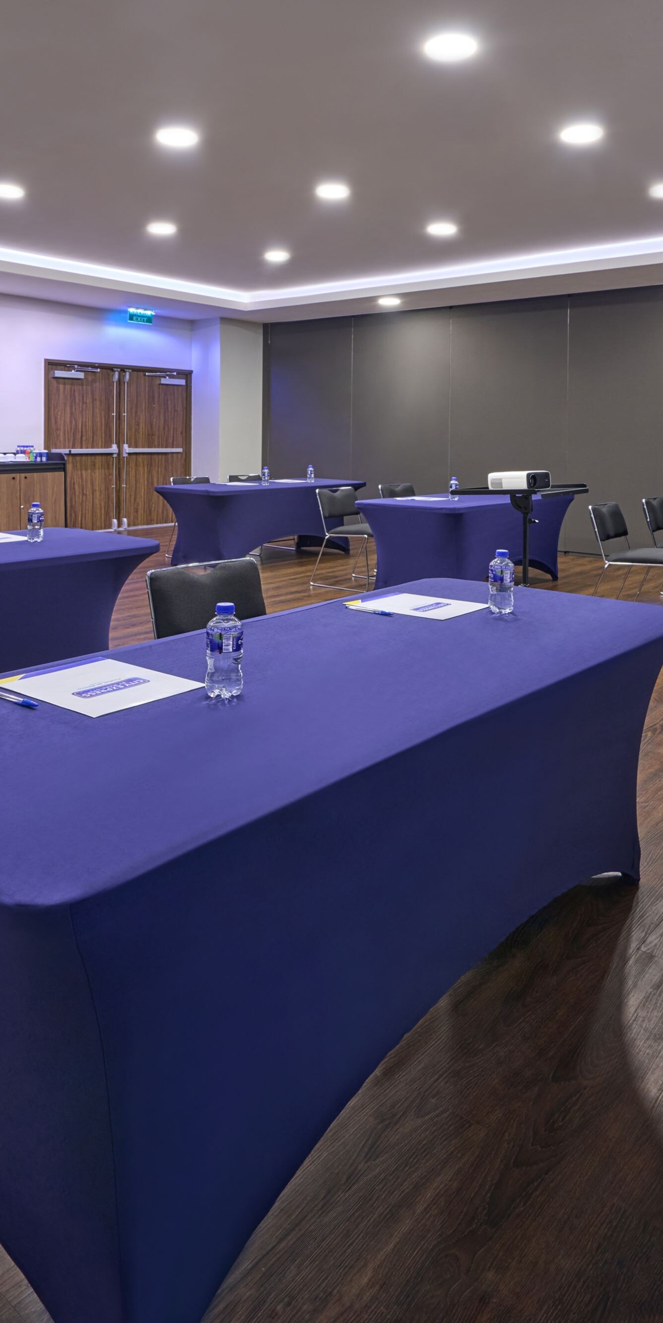 Sala de reuniones con disposición estilo aula