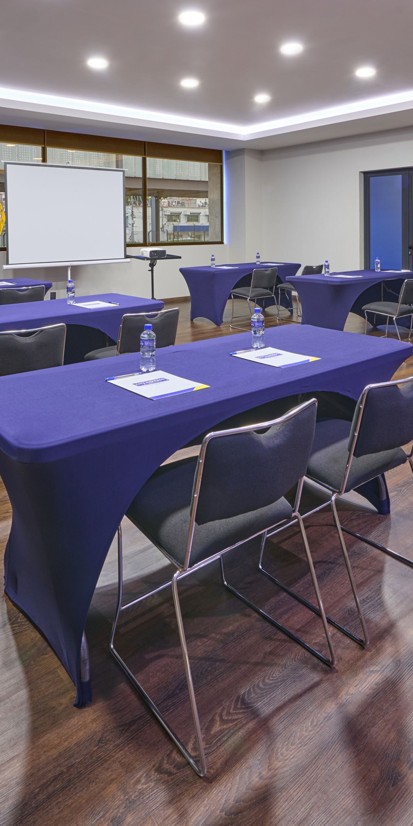 Sala de reuniones con disposición estilo aula