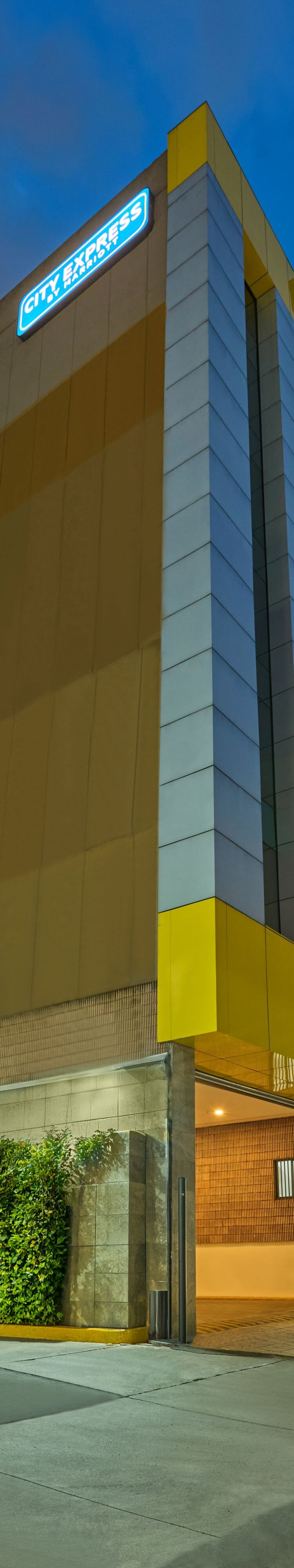 Fachada exterior del edificio al anochecer