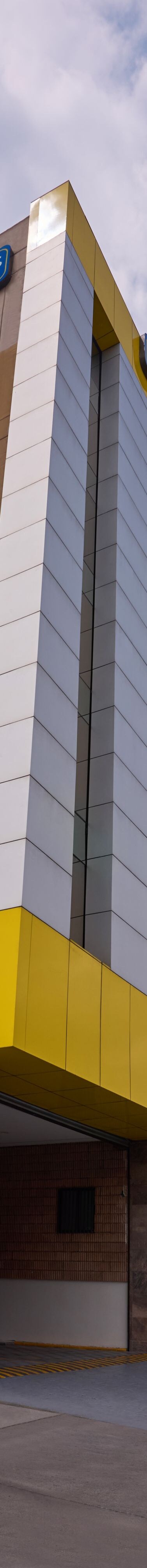 Vista exterior del edificio con molduras amarillas