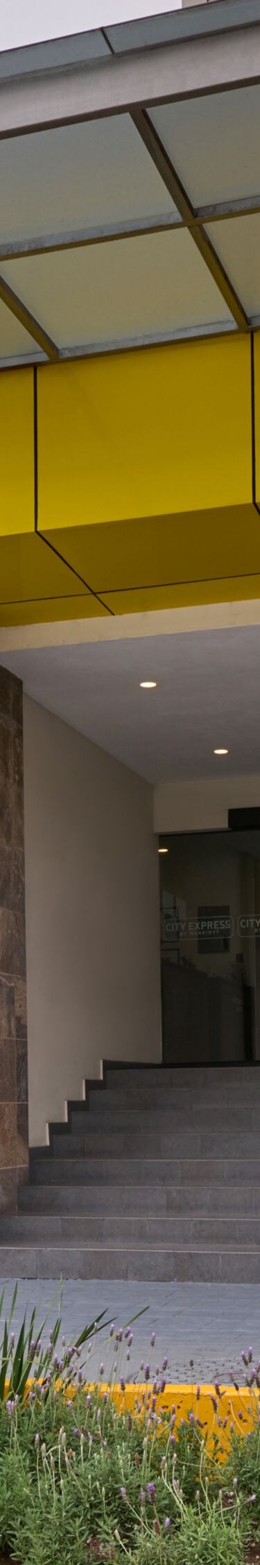 Exterior del edificio con fachada amarilla