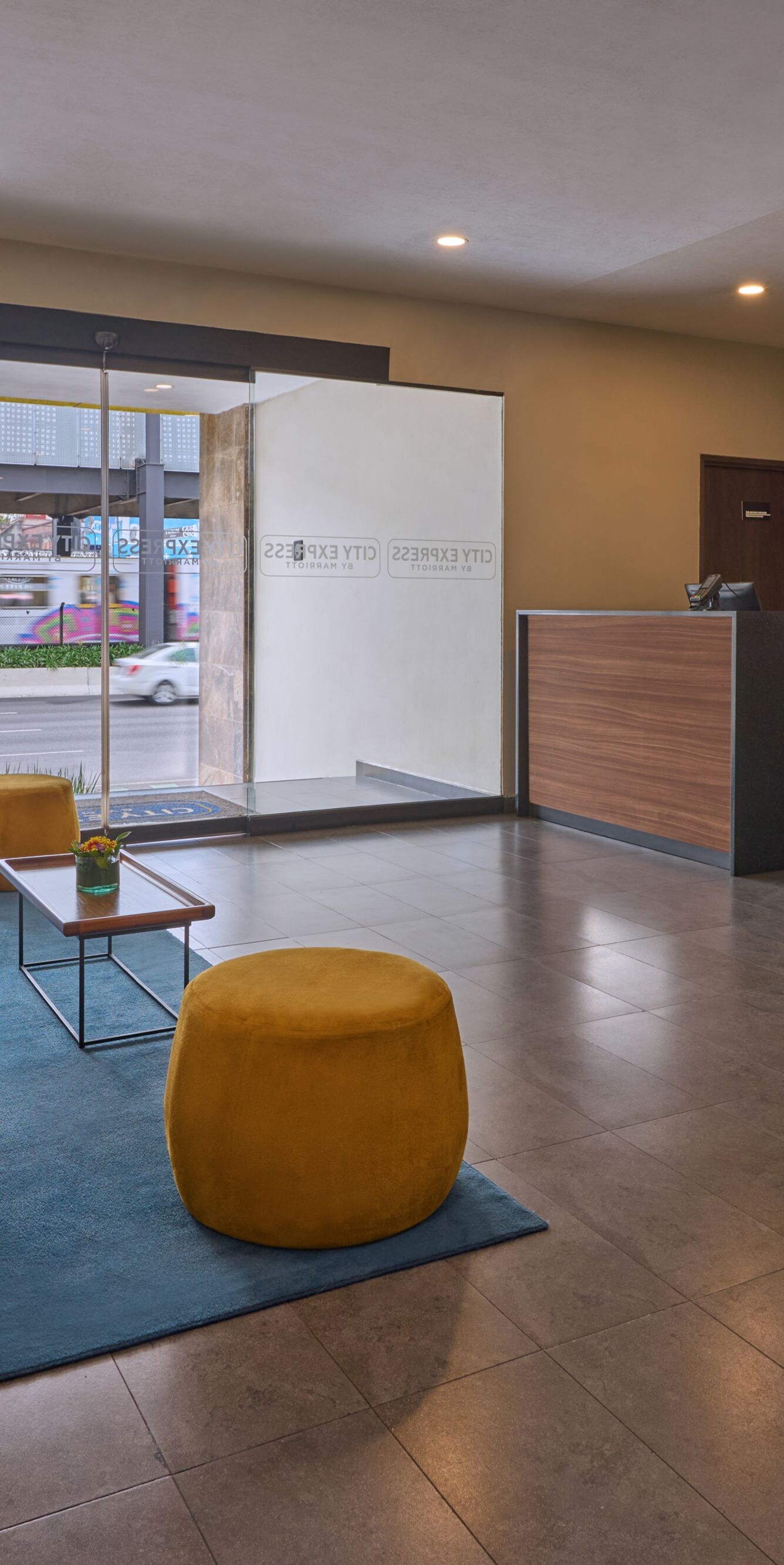 Lobby con mostrador de recepción y zona de estar