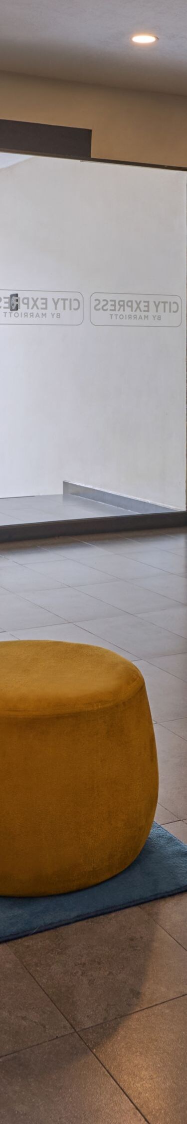 Lobby con mostrador de recepción y zona de estar
