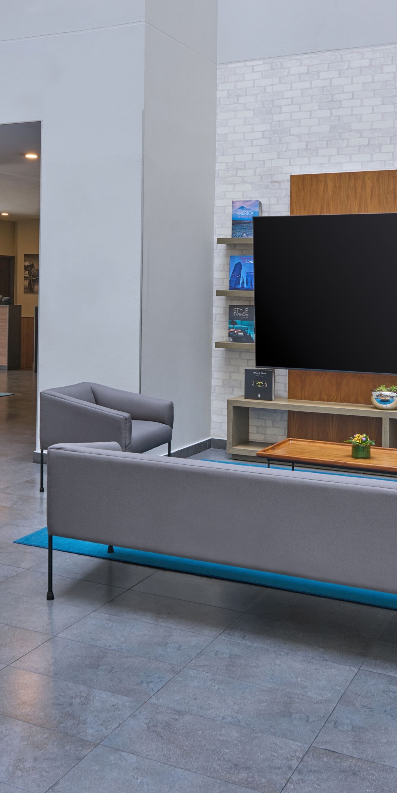 Lounge del lobby con asientos y un televisor grande