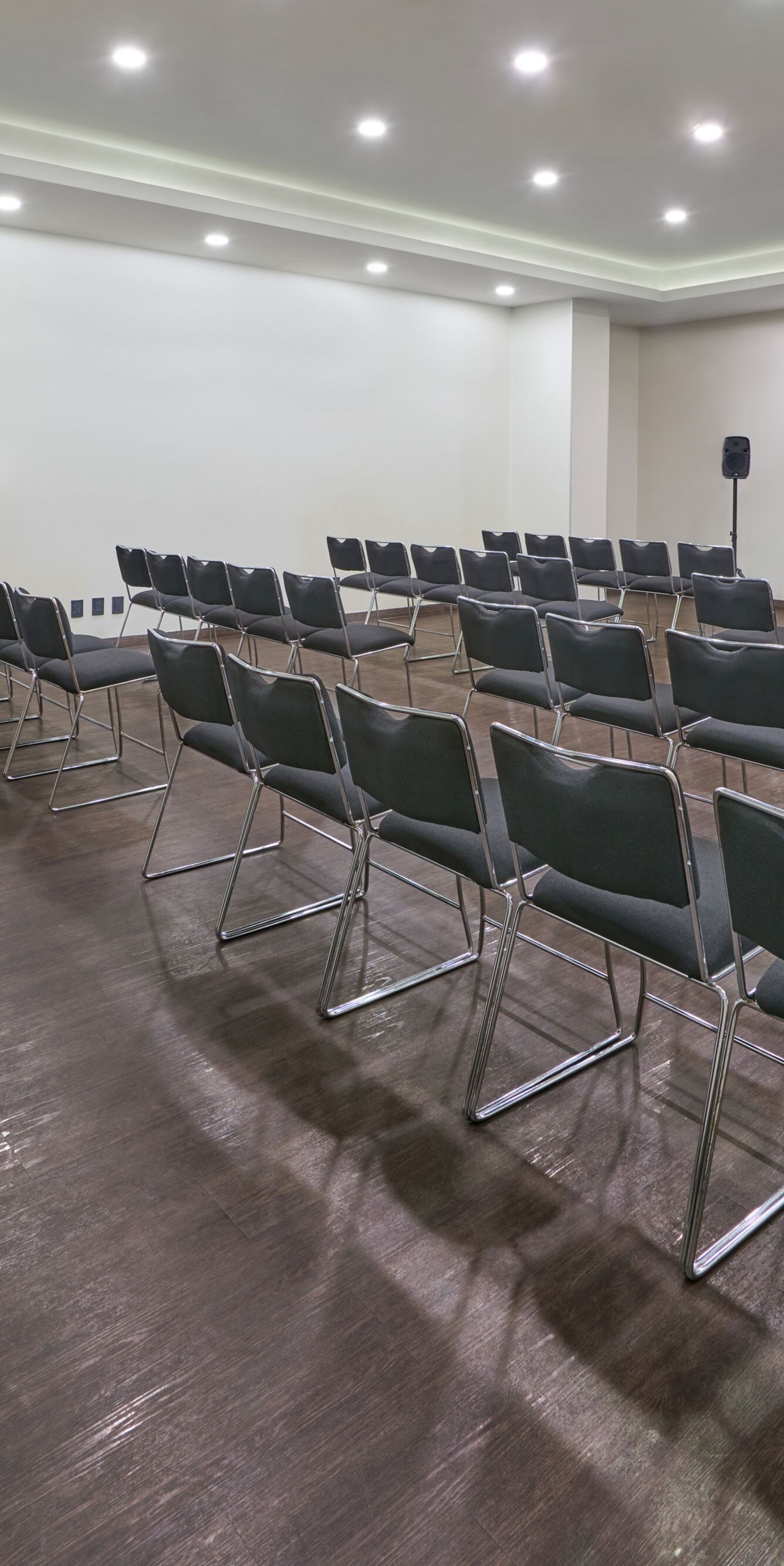Sala de reuniones con asientos estilo teatro