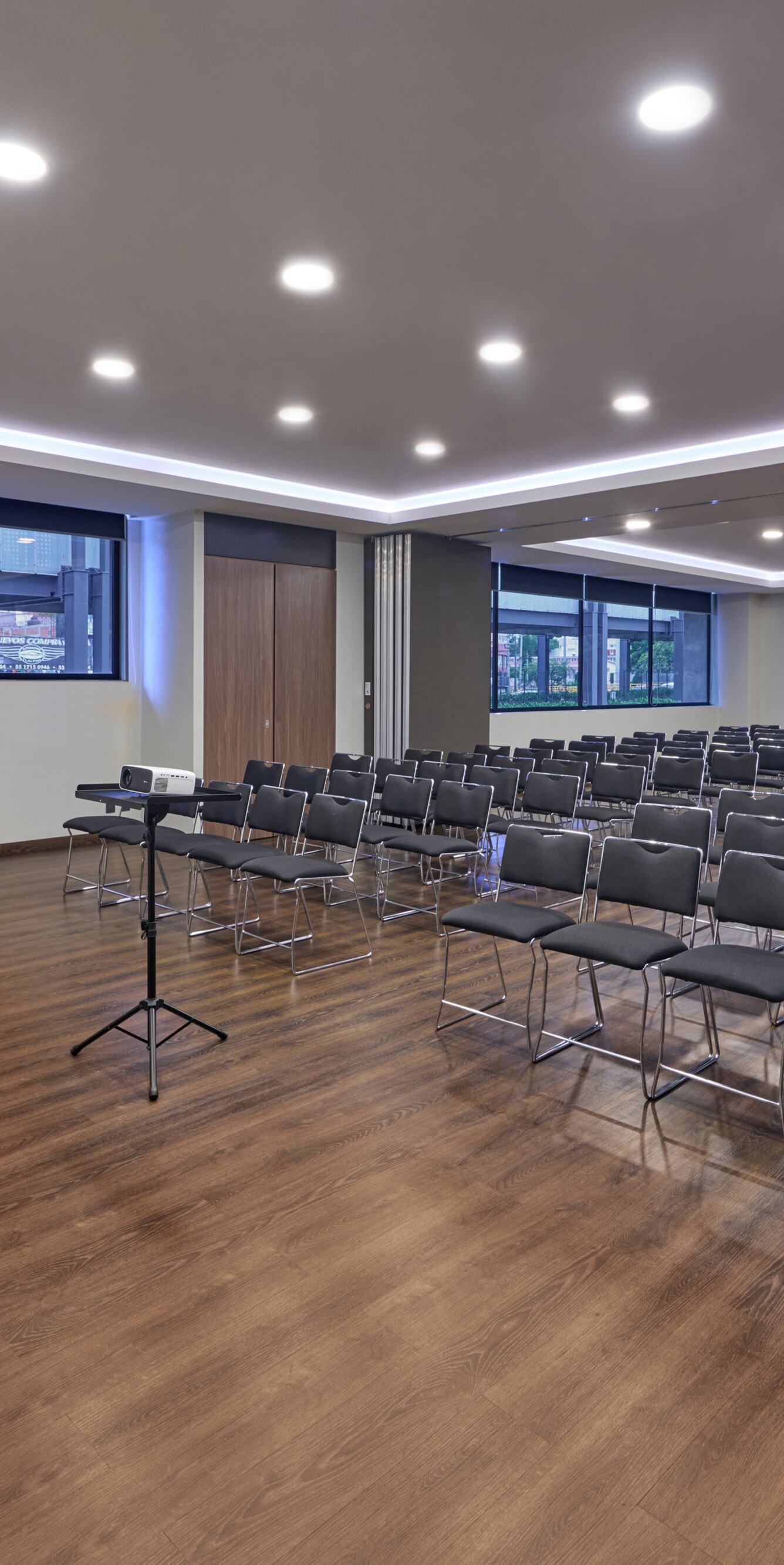 Espacio para reuniones con asientos estilo teatro