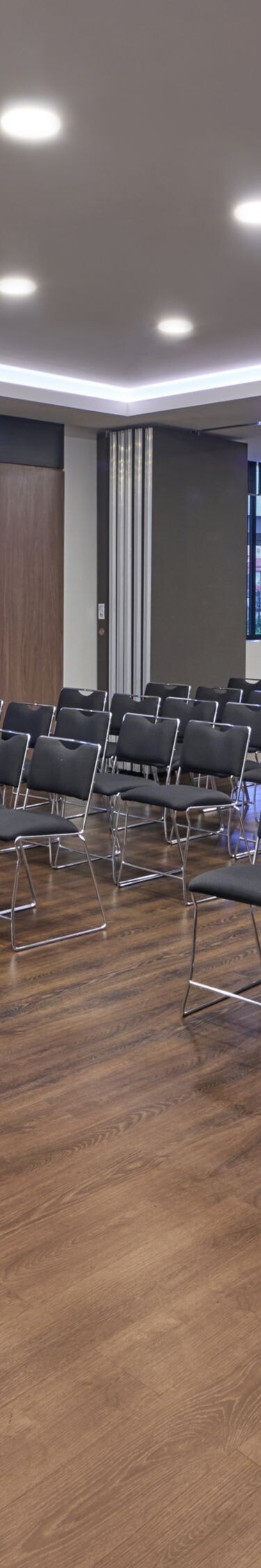 Espacio para reuniones con asientos estilo teatro