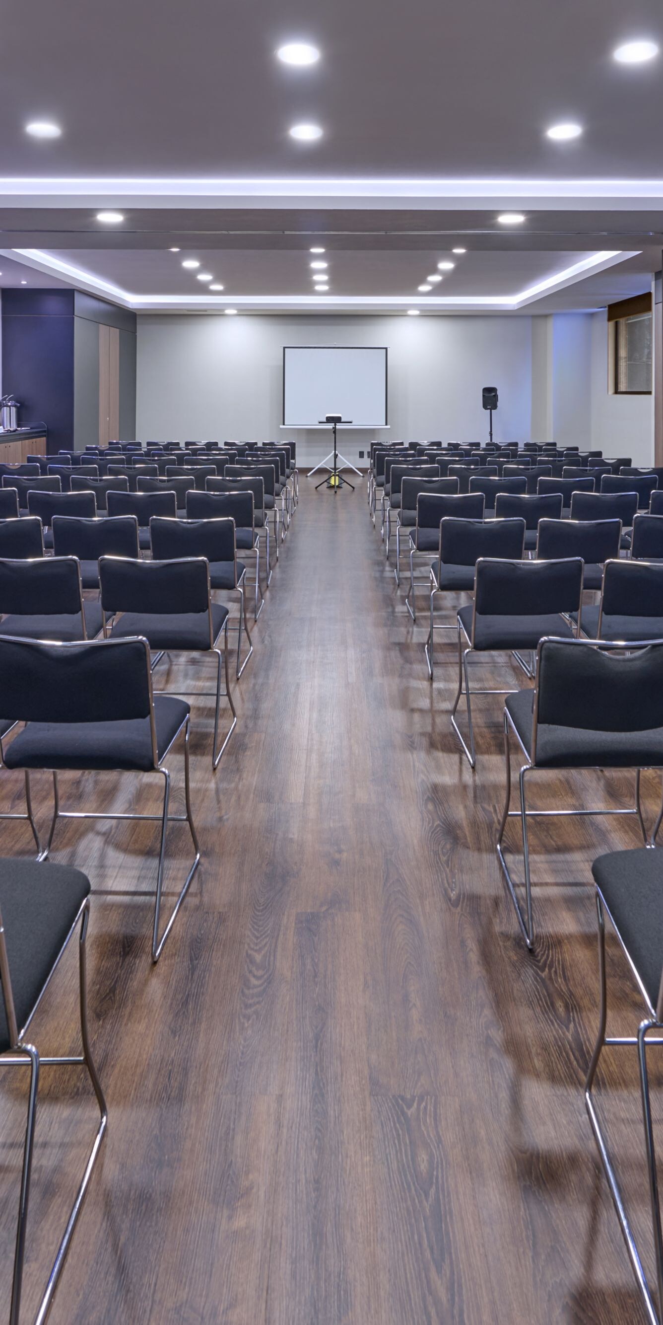 Espacio para reuniones con asientos estilo teatro