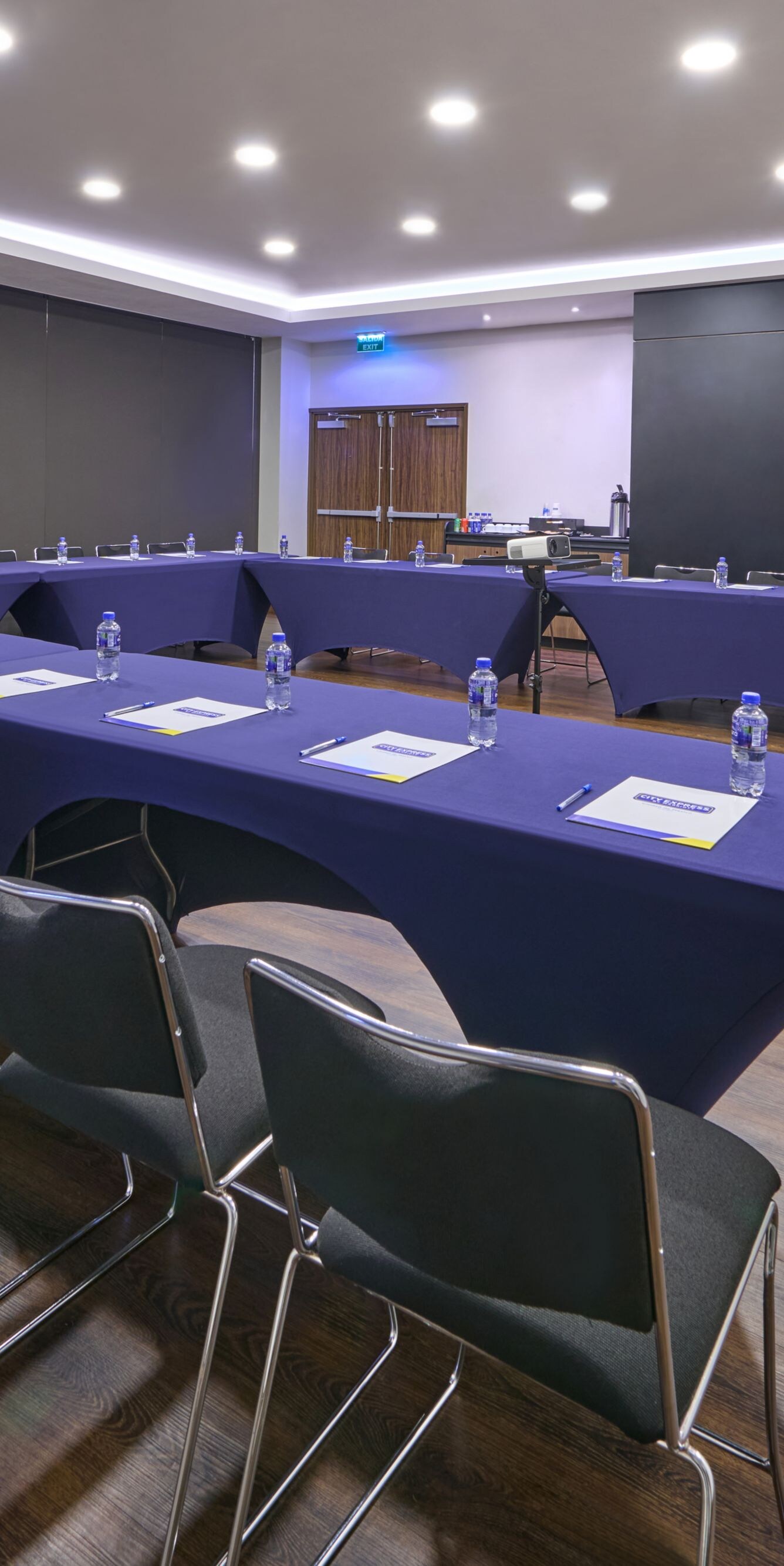 Sala de reuniones con disposición de mesas en forma de U