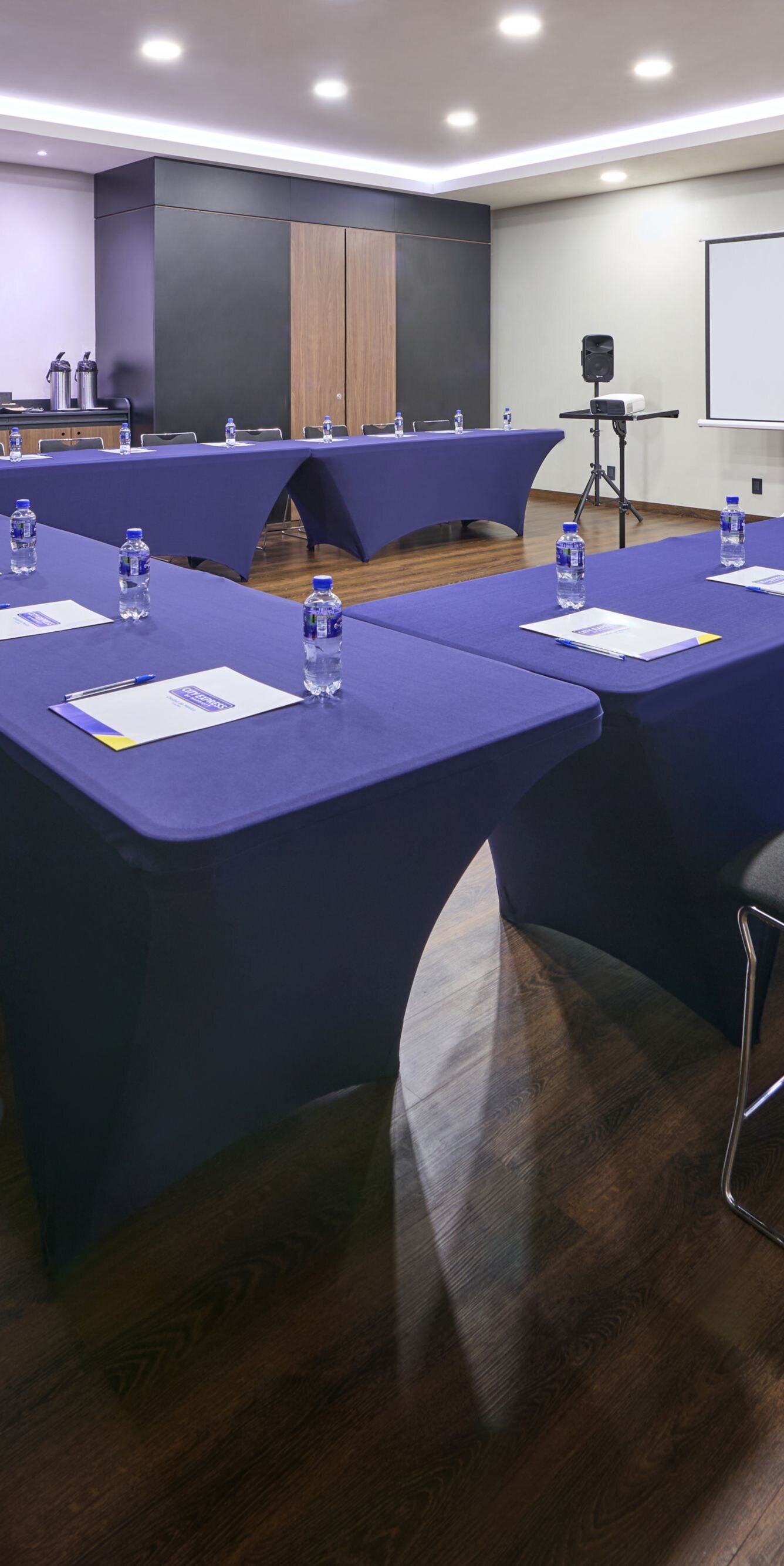 Sala de reuniones con disposición de mesas en forma de U