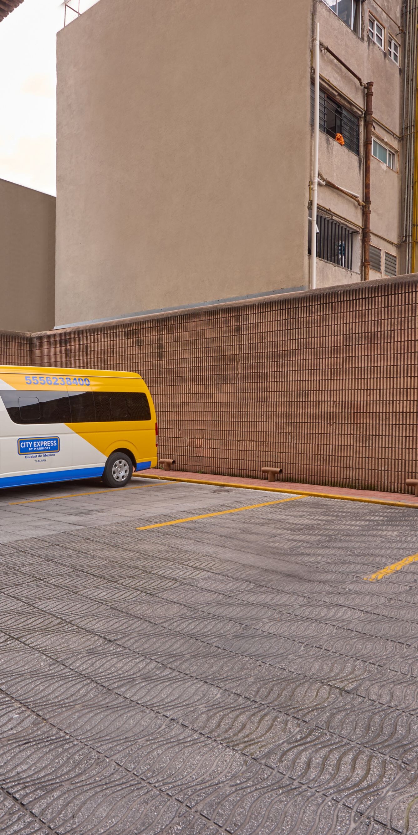 Furgoneta lanzadera aparcada en un estacionamiento al aire libre