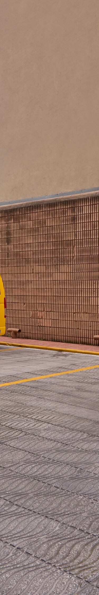 Furgoneta lanzadera aparcada en un estacionamiento al aire libre