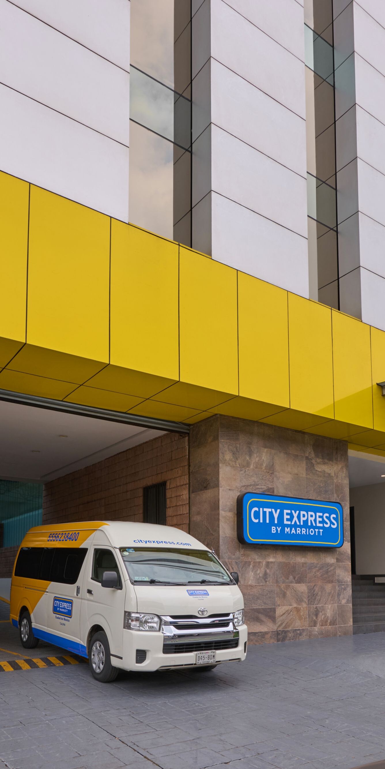 Exterior con furgoneta lanzadera y señalización