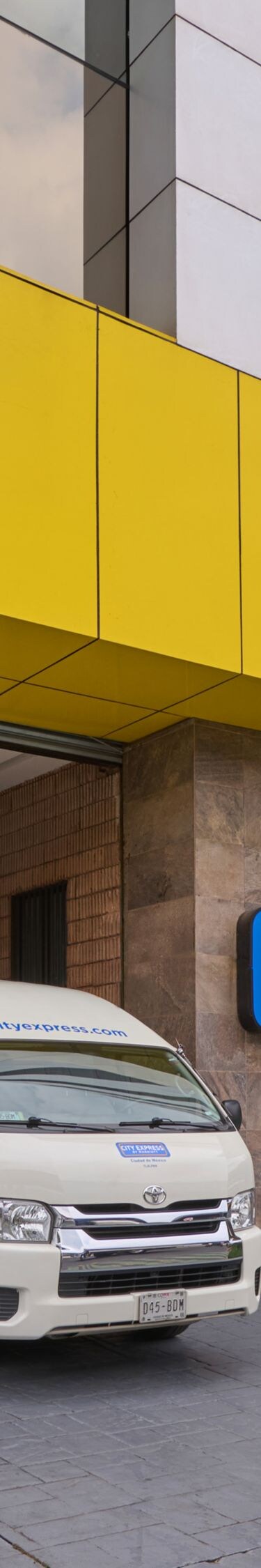 Exterior con furgoneta lanzadera y señalización