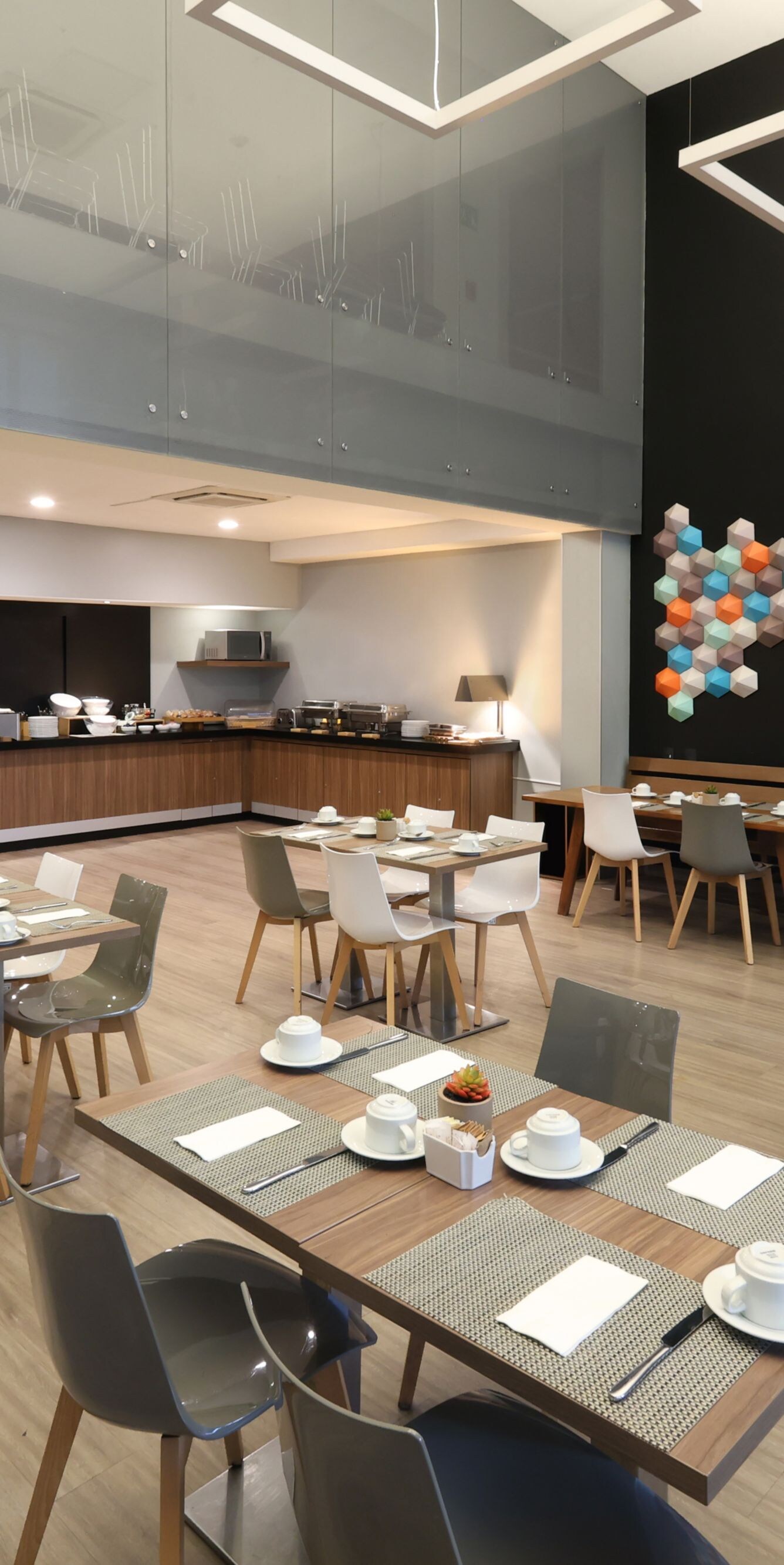 comedor con mesas y sillas