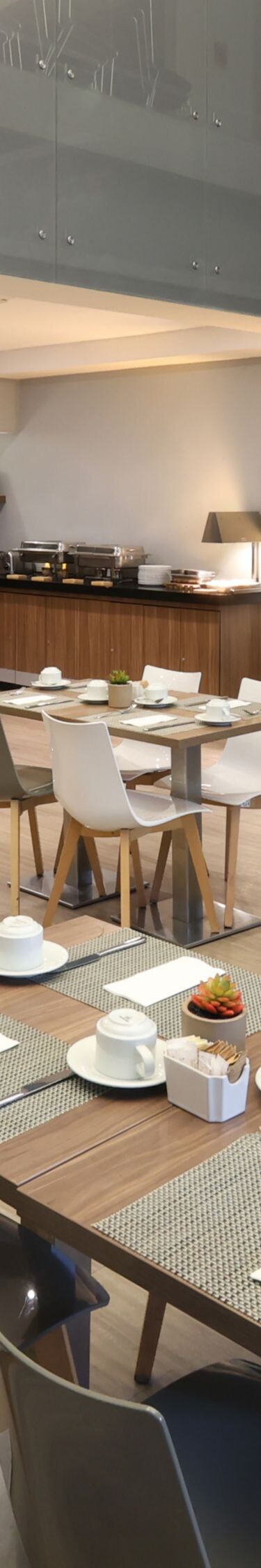 comedor con mesas y sillas