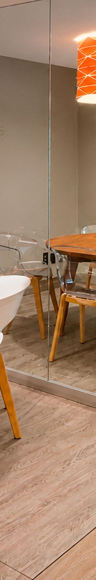Mesa de comedor con sillas y pared de espejo