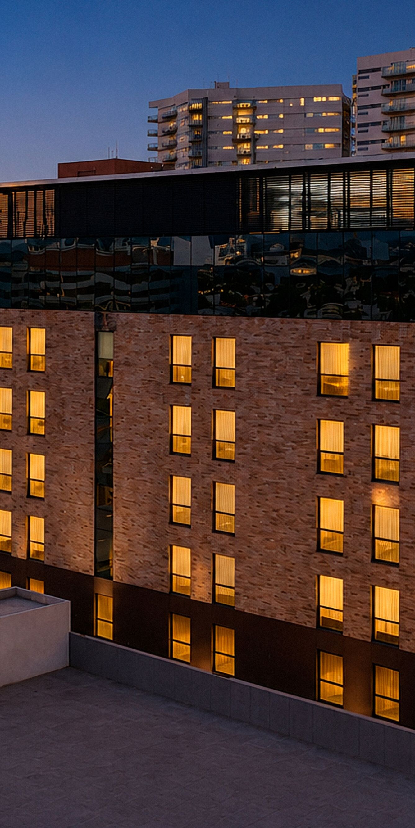 Exterior del hotel por la noche