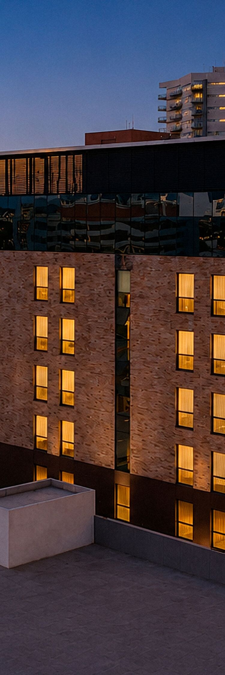 Exterior del hotel por la noche