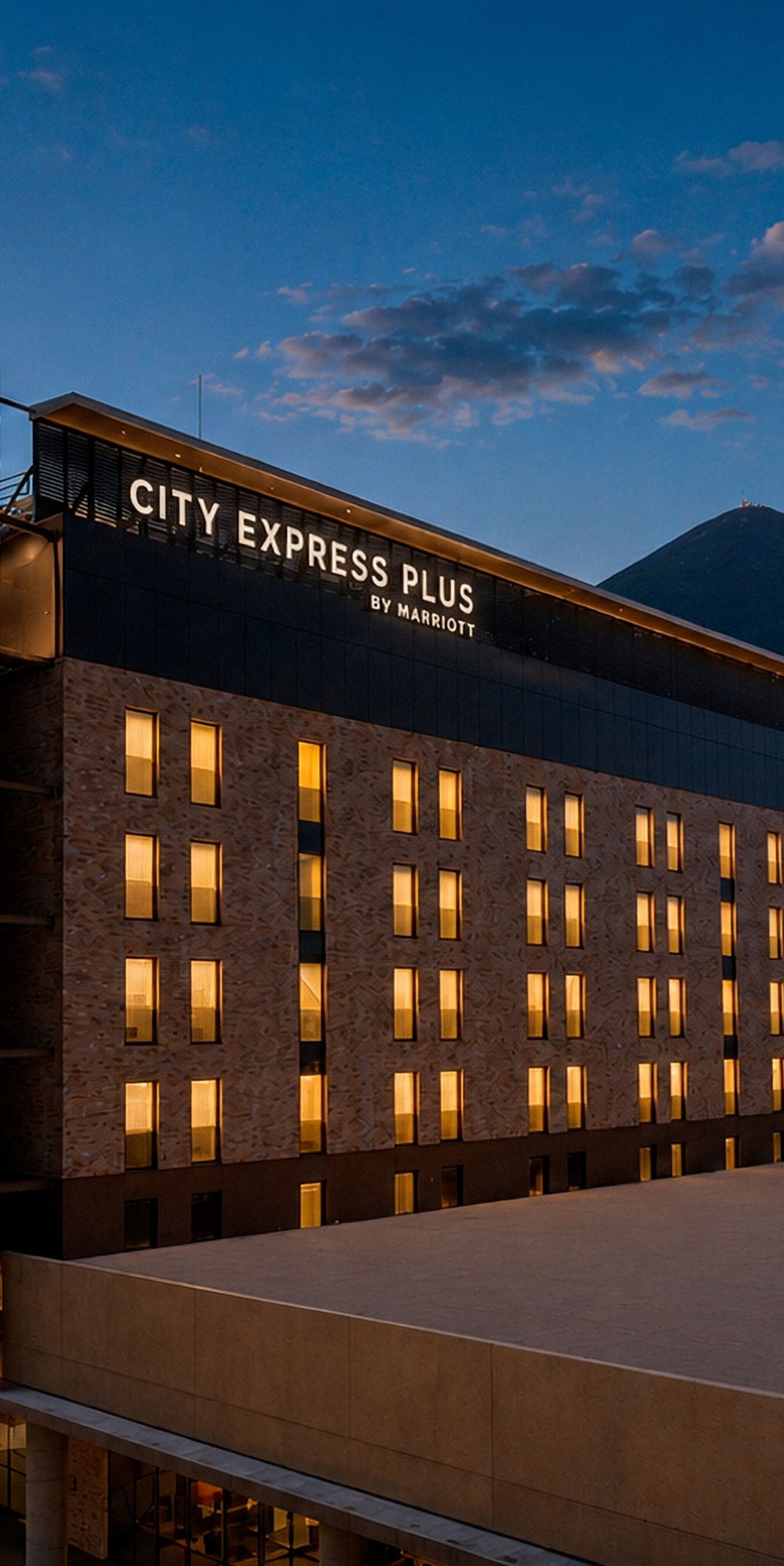 Exterior del hotel por la noche