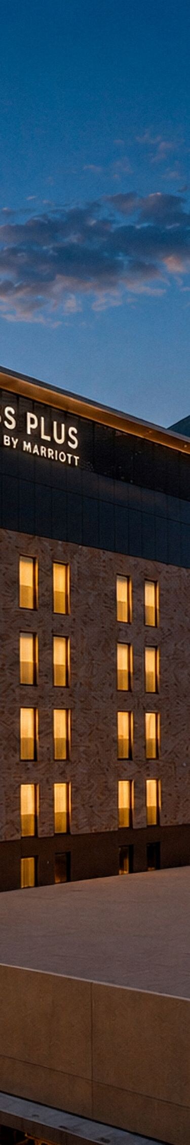 Exterior del hotel por la noche