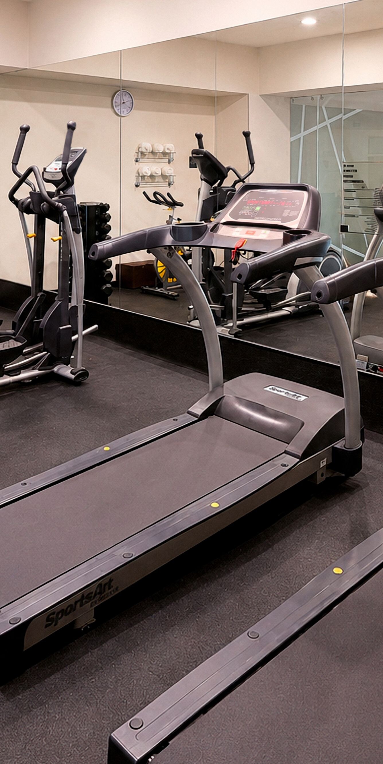 equipo para hacer ejercicio en un gimnasio pequeño