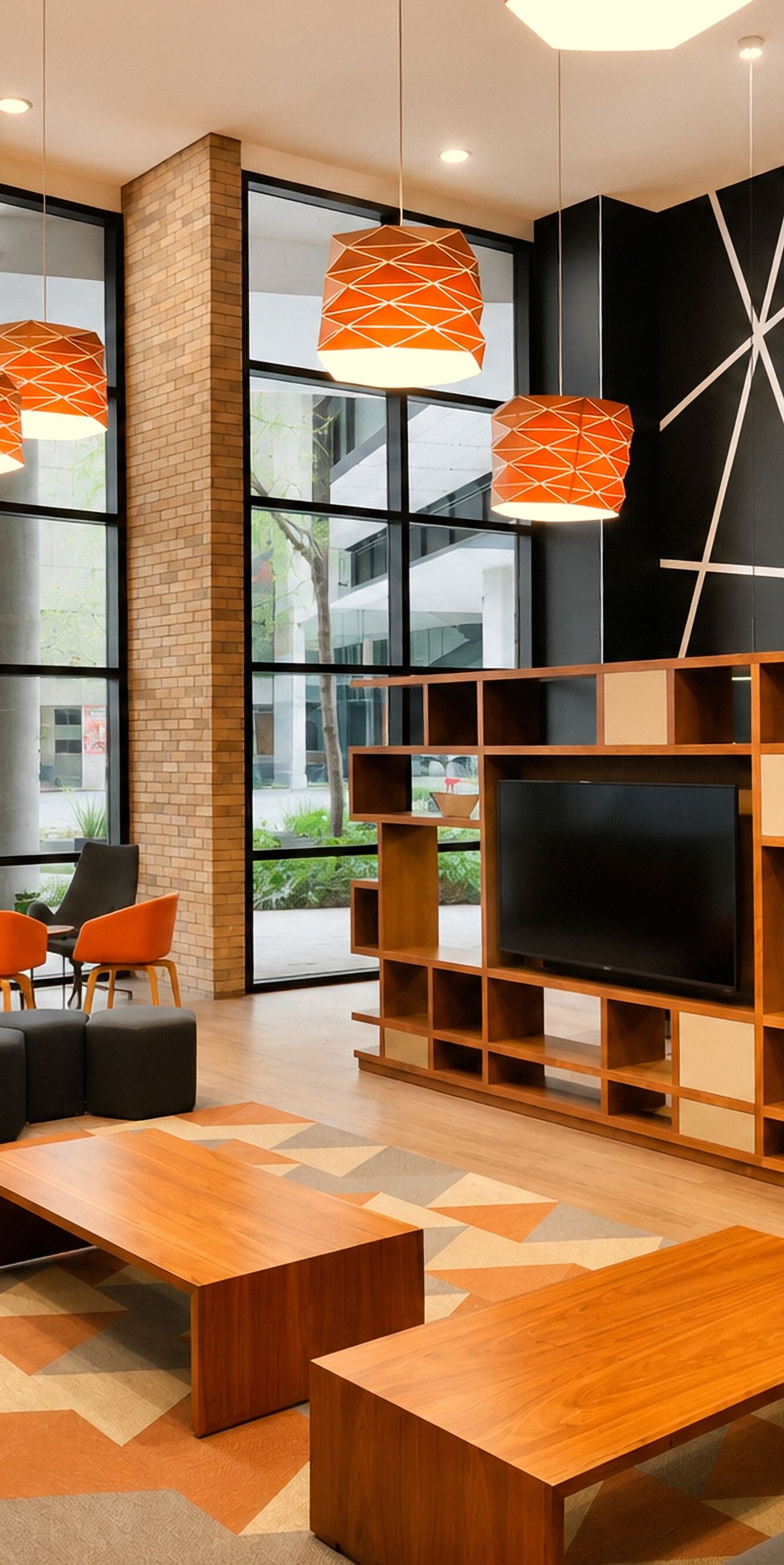 Lobby moderno con lámparas naranjas y asientos